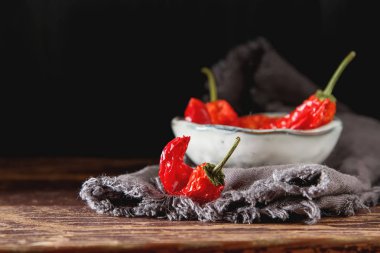 Kuru kırmızı biber biber. Meksika tarzı. Koyu arka plan.