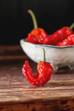 Kuru kırmızı biber biber. Meksika tarzı. Koyu arka plan.