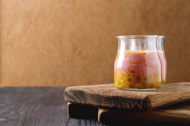 Yaban mersini ve Çarkıfelek ile taze ev yapımı yoğurt. Bir wo