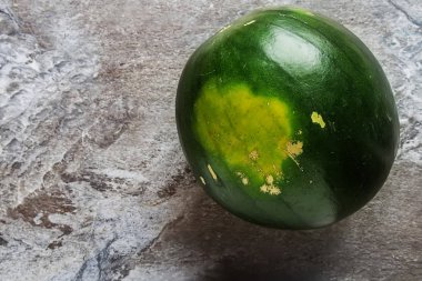 Karpuz bütün. Gri taş arka plan. Sonbahar fotoğrafları. Üstten Görünüm