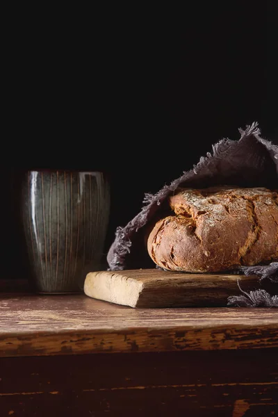 新鮮な自家製フランスの黒いパン。暗い背景. — ストック写真