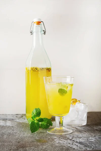 Cóctel alcohólico con fruta fresca de la pasión con menta y hielo. D) — Foto de Stock