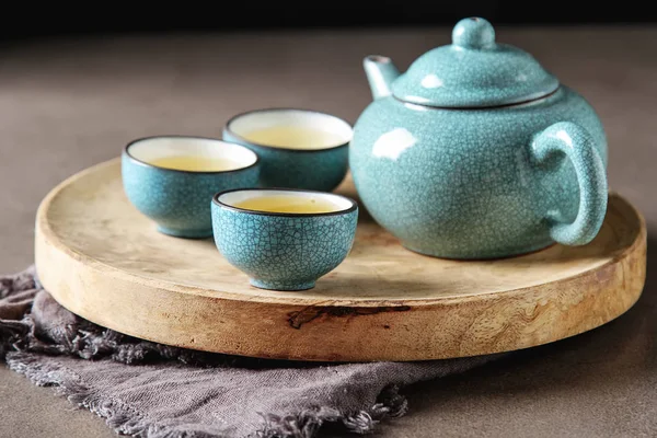 瓷器中国杯，钢茶匙。黑色，绿色，普洱茶，学校 — 图库照片