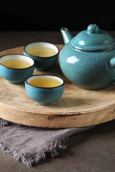 瓷器中国杯，钢茶匙。黑色，绿色，普洱茶，学校 — 图库照片