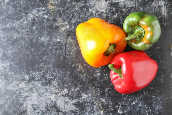 Légumes doux frais Poivrons rouges, jaunes et verts. Foncé backgrou — Photo