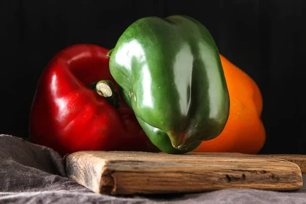 Légumes doux frais Poivrons rouges, jaunes et verts. Foncé backgrou — Photo