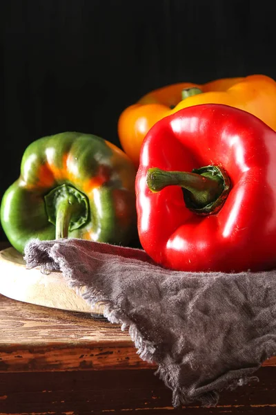 Légumes doux frais Poivrons rouges, jaunes et verts. Foncé backgrou — Photo