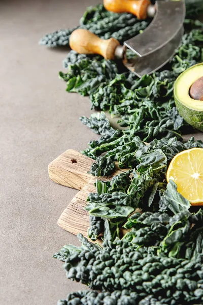 Fresh leaves of Kale salad with avocado, and lemon. Italian Cuis — Stock Photo, Image
