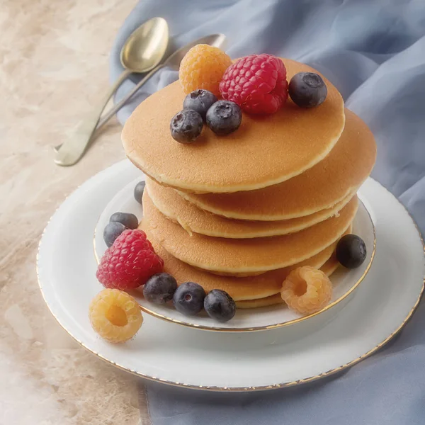 Inggris segar pancake buatan sendiri dengan raspberry, blueberry, m — Stok Foto