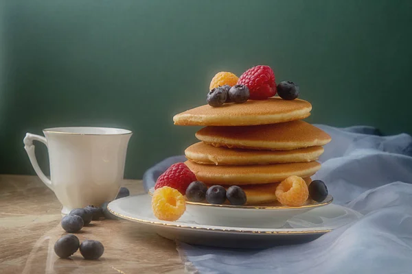 English fresh homemade pancakes with raspberries, blueberries, m — Stock Photo, Image