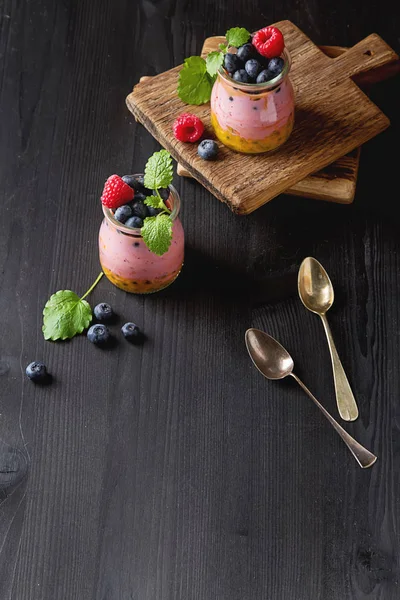 Yogurt fresco fatto in casa in un barattolo di vetro con mirtilli, lamponi — Foto Stock