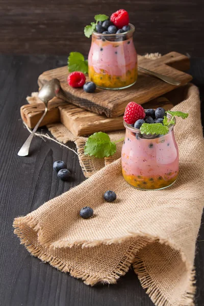 新鲜的自制酸奶在蓝莓，raspberri 玻璃罐 — 图库照片