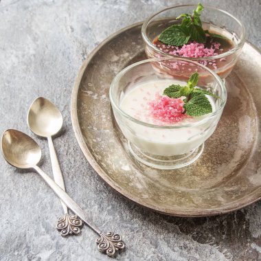İtalyan tatlı. Pembe şeker ve nane ile Panna cotta. Gri ston