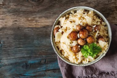 Mantarlı risotto ile parmesan peyniri. İtalyan yemeği. Basit geri