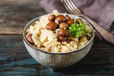 Mantarlı risotto ile parmesan peyniri. İtalyan yemeği. Basit geri