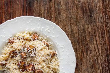 Mantarlı risotto ile parmesan peyniri. İtalyan yemeği. Basit geri