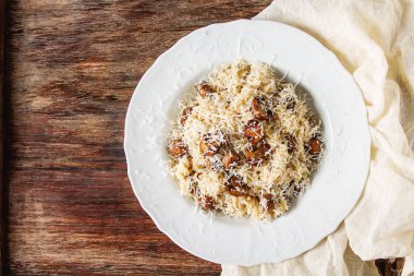 Mantarlı risotto ile parmesan peyniri. İtalyan yemeği. Basit geri