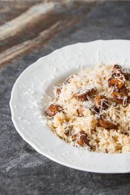 Mantarlı risotto ile parmesan peyniri. İtalyan yemeği. Basit geri