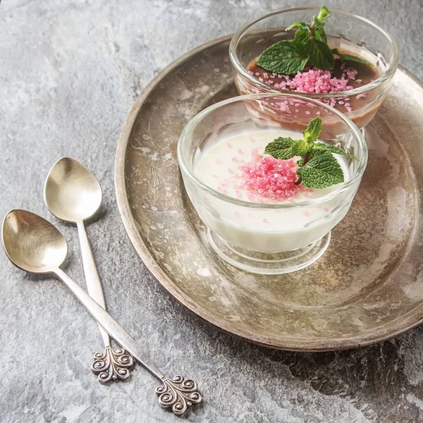 Italský dezert. Panna cotta s růžovou cukrem a mátou. Šedá ston — Stock fotografie