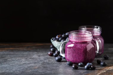 Taze sulu blueberry smoothies cam. Basit arka plan.