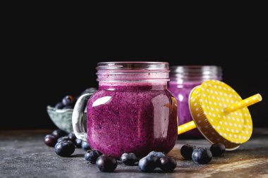 Taze sulu blueberry smoothies cam. Basit arka plan.