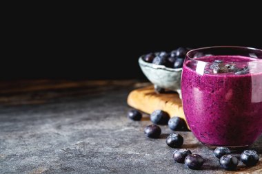 Taze sulu blueberry smoothies cam. Basit arka plan.