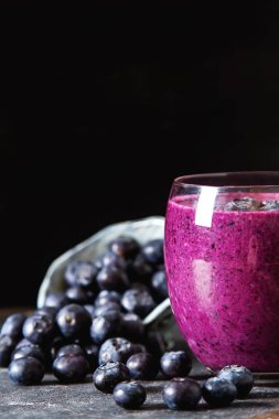 Taze sulu blueberry smoothies cam. Basit arka plan.