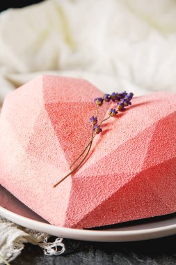 Pembe Kalp şeklinde pasta. St. Valentine's Day. Mus ca