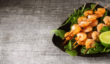 Bir ahşap şiş, ızgara, Barbekü karides ile Mini Barbekü. Simpl