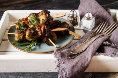 Bir ahşap şiş, ızgara, Barbekü ton balığı ile Mini Barbekü. Basit b