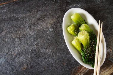 Susam ve soya sosu ile pişmiş Çin lahanası. 