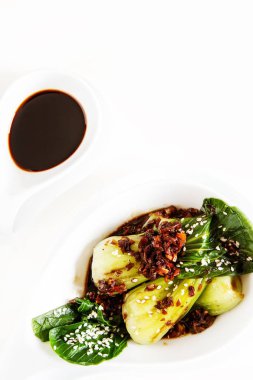 Susam ve soya sosu ile pişmiş Çin lahanası. 