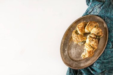 Yunan pasta spanakopita ıspanak ile peynir. Basit karanlık backgrou