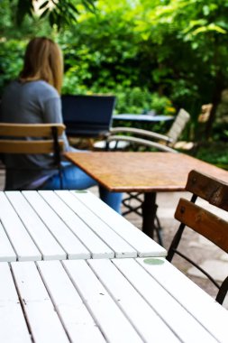 Beyaz ahşap masa sokakta bir yaz kafe. Güneşli gitmedenen