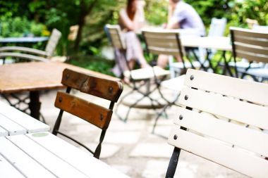 Beyaz ahşap masa sokakta bir yaz kafe. Güneşli gitmedenen