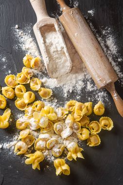 Geleneksel İtalyan yemekleri. Ev yapımı ravioli peynir ve ot ile