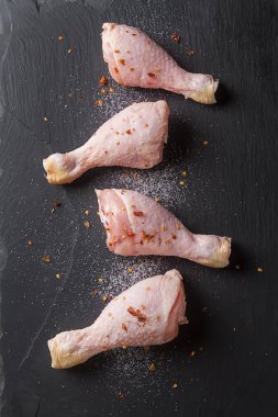 Siyah bir zemin üzerine tavuk budu. Izgara öğle yemeği. Üstten Görünüm