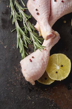 Biberiye, biber ve limon ile tavuk budu. Koyu arka plan. L