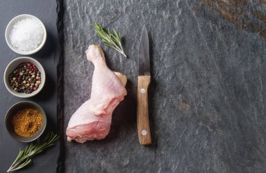 Tavuk budu biberiye ve baharatlar ile. Koyu arka plan. Öğle Yemeği