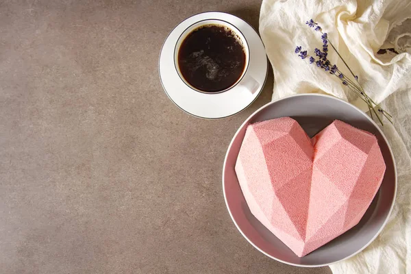 Cake in the form of a pink heart. St. Valentine's Day. Mousse ca — Stock Photo, Image