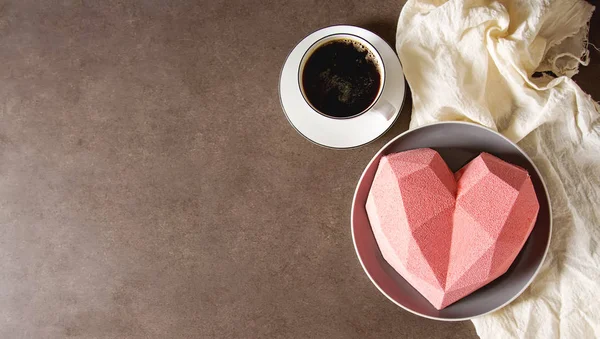 Cake in the form of a pink heart. St. Valentine's Day. Mousse ca — Stock Photo, Image