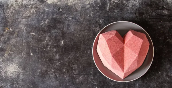 Cake in the form of a pink heart. St. Valentine's Day. Mousse ca — Stock Photo, Image