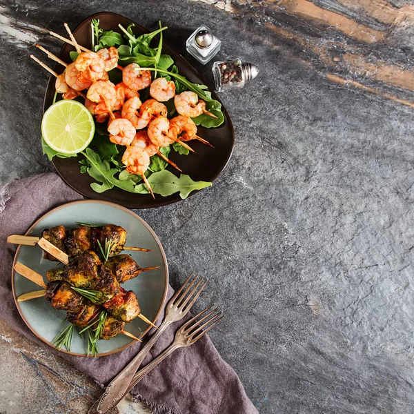 Мини-барбекю с тунцом и креветками на деревянном шампуре, гриль, bb — стоковое фото