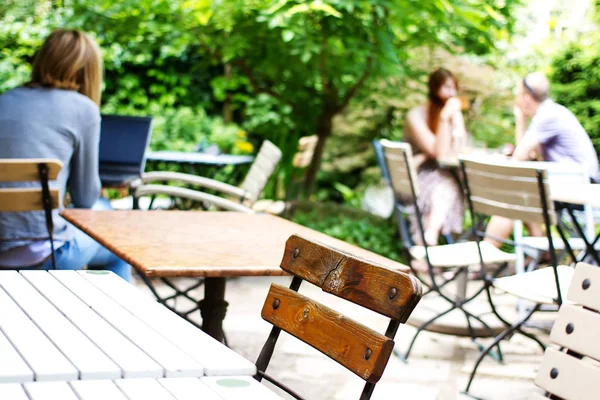 Letnia kawiarnia białe drewniane stoły na ulicy. Bezchmurny słoneczny — Zdjęcie stockowe