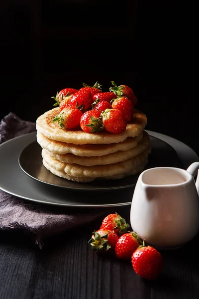 Setumpuk Pancake buatan sendiri dengan Stroberi Liar segar di pla — Stok Foto
