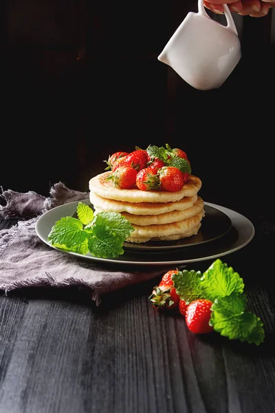 Setumpuk Pancake buatan sendiri dengan Stroberi Liar segar di pla — Stok Foto