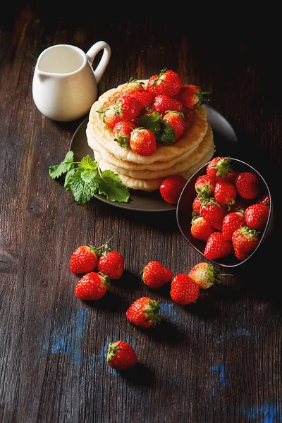 Setumpuk Pancake buatan sendiri dengan Stroberi Liar segar di pla — Stok Foto