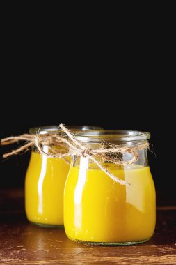 Bir muz ile taze ev yapımı güler yüzlü. Koyu arka plan.