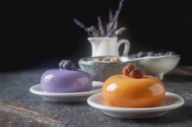 Trendy mousse kek ayna sır ile dekore edilmiştir. Koyu arka plan.