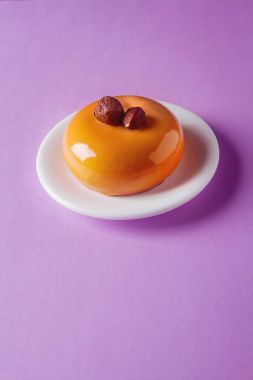 Trendy mousse kek ayna sır ile dekore edilmiştir. Pembe bir arka plan.